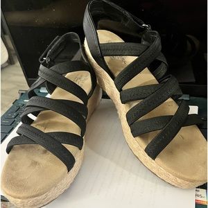 Kim Rogers “Cassandra” wedge sandals size 9 in Black